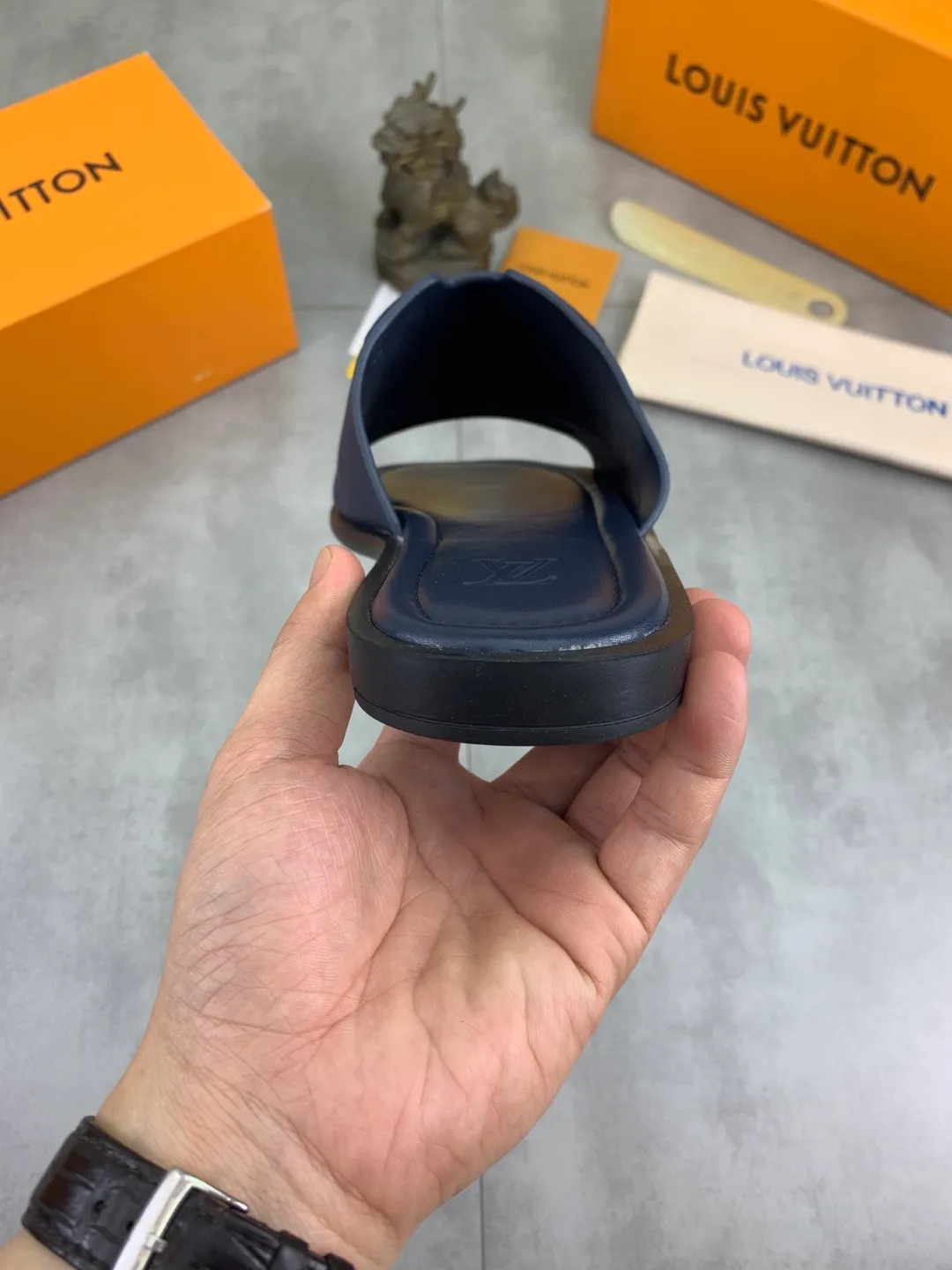 Men's shoes 💰P340 💰【New style】🆘 High quality 【LOUIS VUITTON】The popular Louis Vuitton LV men's slippers on the official website are on sale simultaneously! Original pebbled calfskin fabric imported from Italy. Original factory special supply. Size: 38-46. 4️⃣ colors available.
